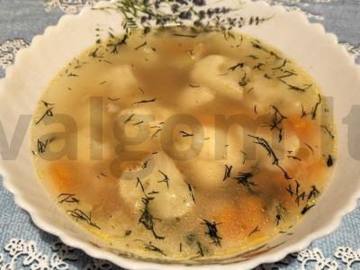 Biudžetinis vištienos ir daržovių sriuba pagrindine nuotrauka