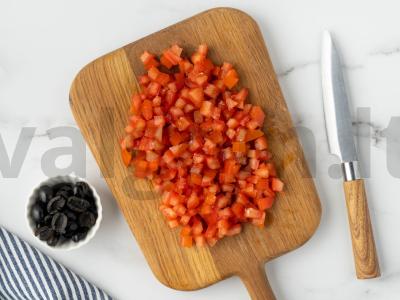 Salotas su pomidorais, varške ir žolelėmis Žingsnis 1