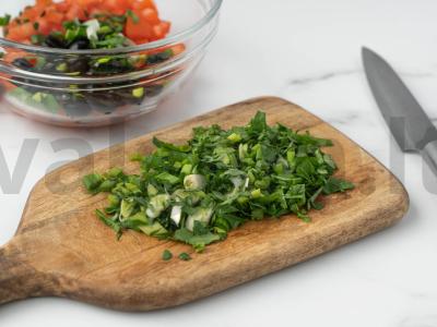 Salotas su pomidorais, varške ir žolelėmis Žingsnis 2