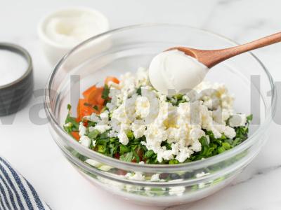 Salotas su pomidorais, varške ir žolelėmis Žingsnis 4