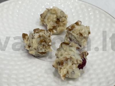 Desertas „Avietė baltame šokolade su riešutais“ pagrindine nuotrauka