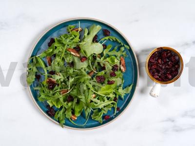 Salotas su pekanais, džiovintomis spanguolėmis ir sūriu Žingsnis 1