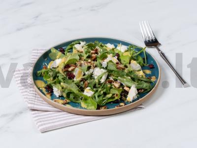 Salotas su pekanais, džiovintomis spanguolėmis ir sūriu pagrindine nuotrauka