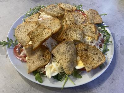 Namų salotas „Cezaris su rukola“ pagrindine nuotrauka