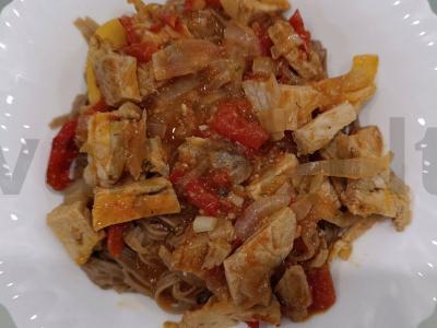 Grikių makaronai su šonine ir daržovėmis pagrindine nuotrauka