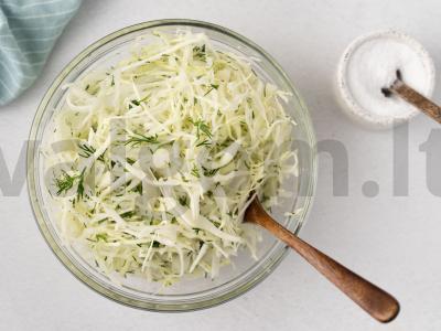 Kopūstų salotos su krapais Žingsnis 2