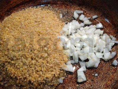 Skani bulgur su vištiena savo sultyse keptuvėje Žingsnis 1