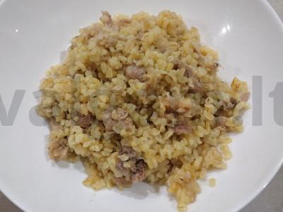 Skani bulgur su vištiena savo sultyse keptuvėje pagrindine nuotrauka