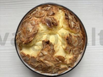 Varškės apkepas su migdolų žiedlapiais pagrindine nuotrauka