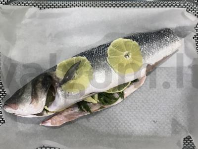 Jūros ešerys su česnaku, krapais ir citrina orkaitėje Žingsnis 4