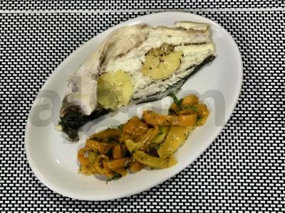 Jūros ešerys su česnaku, krapais ir citrina orkaitėje pagrindine nuotrauka