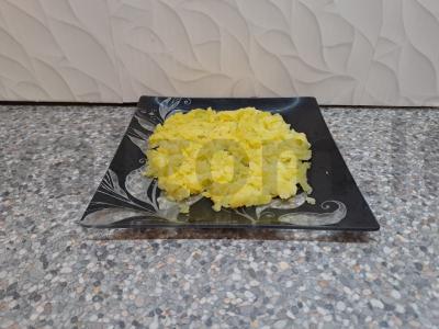 Salotas su daržovėmis, žuvies konservais ir žolelėmis Žingsnis 2