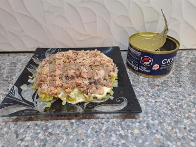 Salotas su daržovėmis, žuvies konservais ir žolelėmis Žingsnis 6