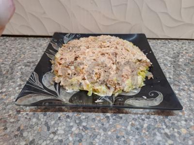 Salotas su daržovėmis, žuvies konservais ir žolelėmis Žingsnis 7