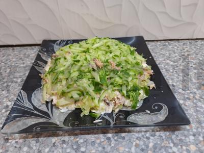 Salotas su daržovėmis, žuvies konservais ir žolelėmis Žingsnis 8