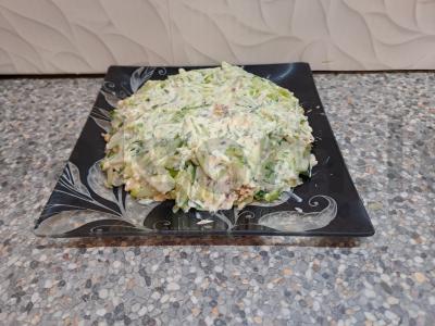 Salotas su daržovėmis, žuvies konservais ir žolelėmis Žingsnis 9