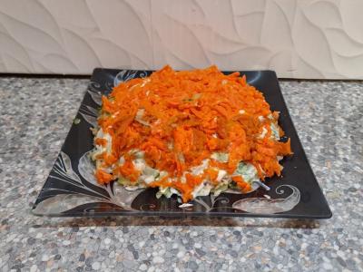 Salotas su daržovėmis, žuvies konservais ir žolelėmis Žingsnis 10