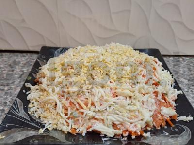 Salotas su daržovėmis, žuvies konservais ir žolelėmis Žingsnis 12