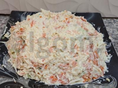 Salotas su daržovėmis, žuvies konservais ir žolelėmis Žingsnis 13