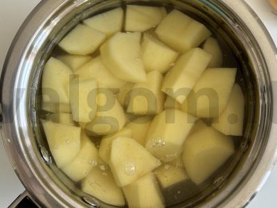 Bulvių apkepas su faršu ir pomidorų tyrė Žingsnis 1