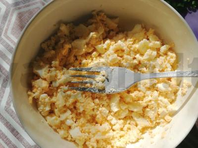 Sumuštiniai su tunu, varškės sūriu ir kiaušiniais Žingsnis 1