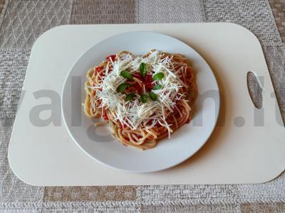 Spagečiai su pomidorų-česnako padažu ir parmezanu pagrindine nuotrauka