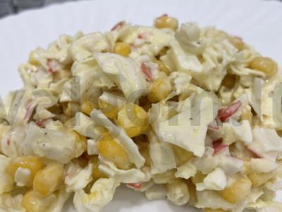 Salotas „Neįprastas krabų su Pekino kopūstu“ pagrindine nuotrauka