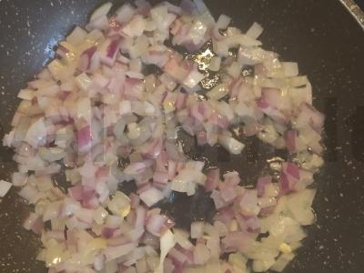 Aštrus salotas su krabų lazdelėmis ir korėjietiška morkų salotomis Žingsnis 1