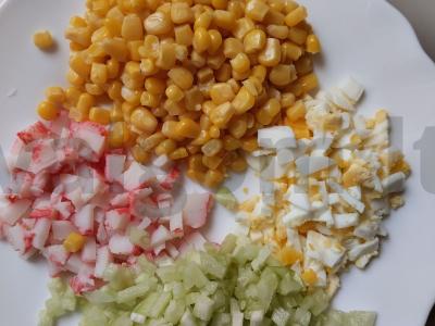 Aštrus salotas su krabų lazdelėmis ir korėjietiška morkų salotomis Žingsnis 2