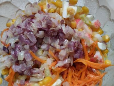 Aštrus salotas su krabų lazdelėmis ir korėjietiška morkų salotomis Žingsnis 3