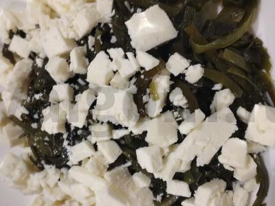 Nuostabi salotos su feta, jūros kopūstais ir korėjietiška morkų salotomis Žingsnis 2