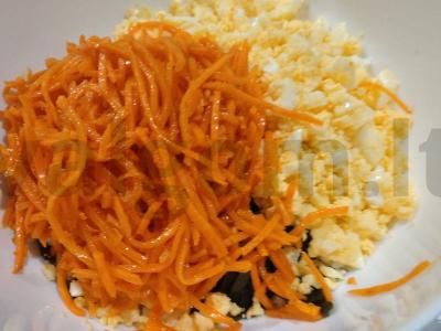 Nuostabi salotos su feta, jūros kopūstais ir korėjietiška morkų salotomis Žingsnis 4