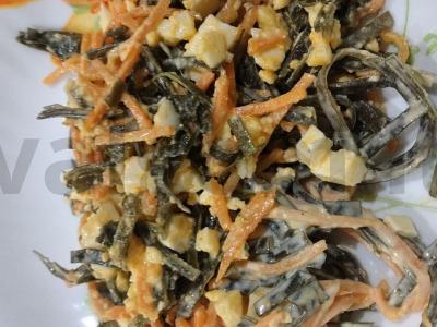 Nuostabi salotos su feta, jūros kopūstais ir korėjietiška morkų salotomis pagrindine nuotrauka