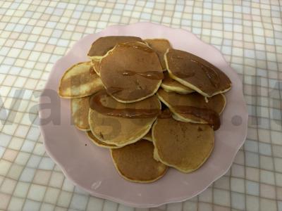 Bananų blynai su karamele pagrindine nuotrauka