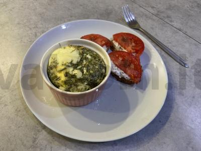 Purūs omletas orkaitėje su šviežiu krapu pagrindine nuotrauka