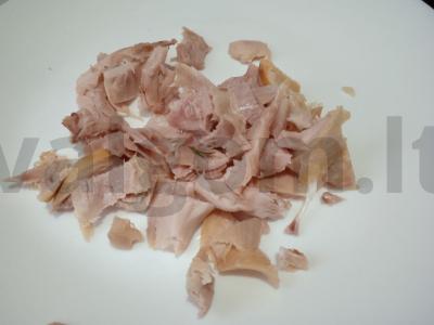 Salotos su rūkytomis vištienos krūtinėlėmis, kukurūzais ir ananasais Žingsnis 1