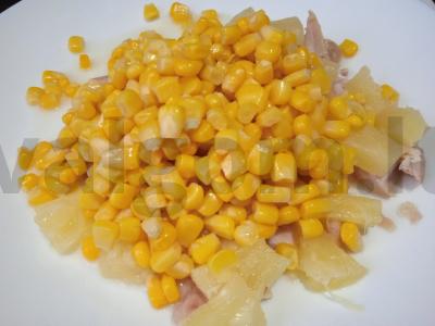 Salotos su rūkytomis vištienos krūtinėlėmis, kukurūzais ir ananasais Žingsnis 3