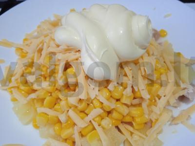 Salotos su rūkytomis vištienos krūtinėlėmis, kukurūzais ir ananasais Žingsnis 5