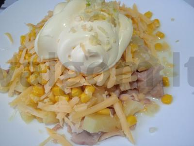 Salotos su rūkytomis vištienos krūtinėlėmis, kukurūzais ir ananasais Žingsnis 6