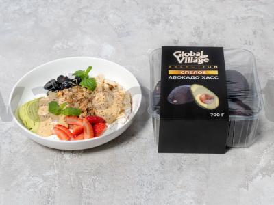 Jogurtų dubuo su vaisiais pusryčiams pagrindine nuotrauka