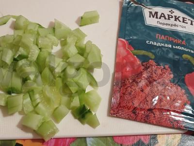 Agurkų, kalmarų ir kiaušinių salotas Žingsnis 1