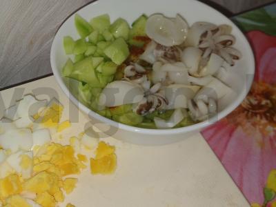Agurkų, kalmarų ir kiaušinių salotas Žingsnis 4