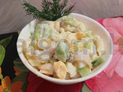 Agurkų, kalmarų ir kiaušinių salotas pagrindine nuotrauka