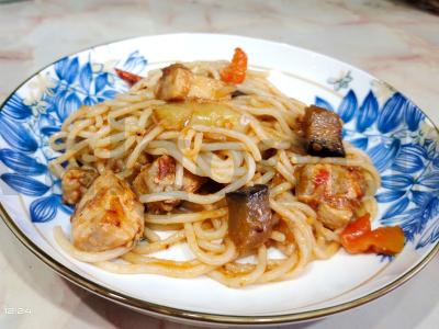 Makaronai su vištiena ir daržovėmis pagrindine nuotrauka