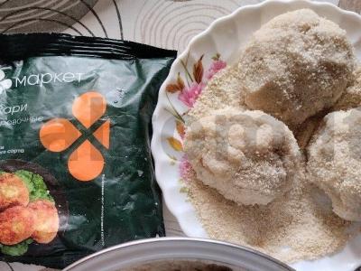 Menkių kotletai su šonine džiuvėsėliuose Žingsnis 5