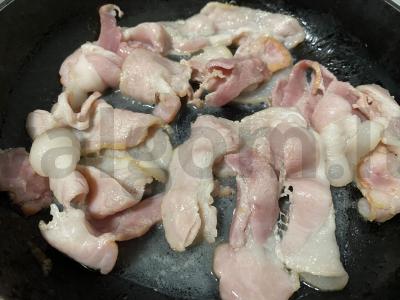 Kiaušinienė su bekonu ir juodaisiais pipirais Žingsnis 1