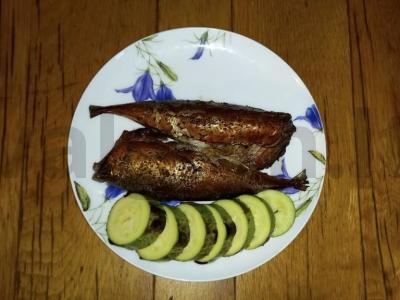 Karštai rūkyta skumbrė su česnaku pagrindine nuotrauka