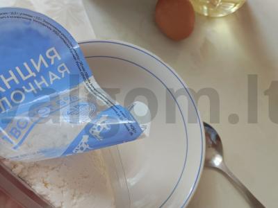 Sūrio blynai su grietine augaliniame aliejuje Žingsnis 1