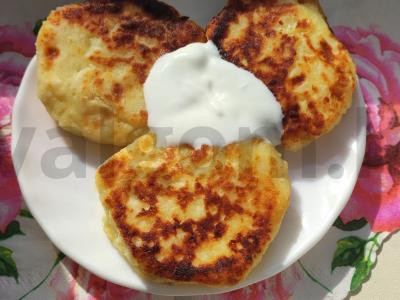 Sūrio blynai su grietine augaliniame aliejuje pagrindine nuotrauka