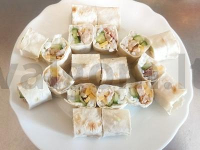 Tortilijos su rūkytomis vištienos, sūriu ir šviežiu agurku pagrindine nuotrauka